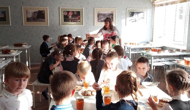 Борщ, каша и салат или чипсы, лимонад?