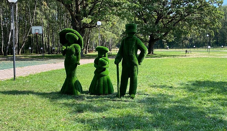 В парке Ферзикова появились четыре зеленых фигуры