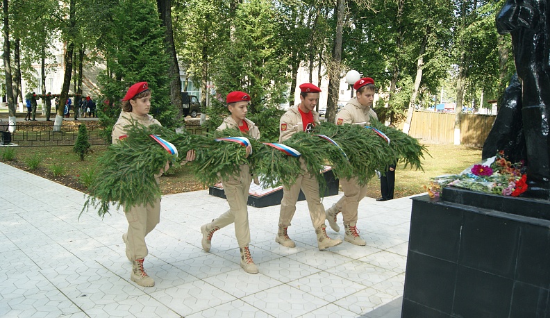В Куйбышевском районе возложили памятные венки к воинским мемориалам