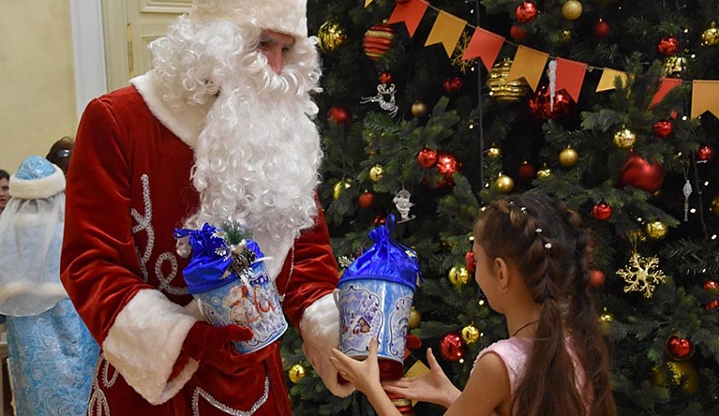 В Калуге городские депутаты развезут подарки детям