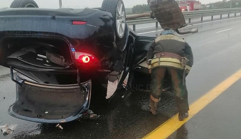 На Киевском шоссе «Мазда» влетела в отбойник и перевернулась