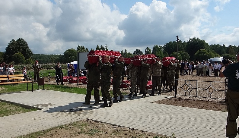В Калужской области захоронили останки мирных жителей, погибших в годы ВОВ