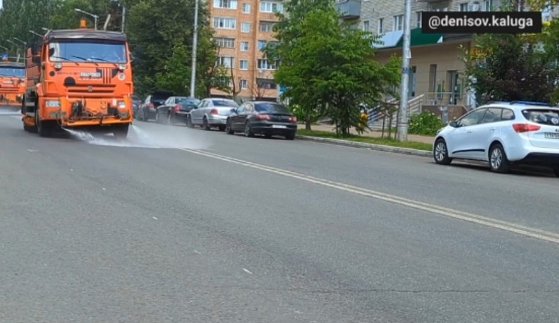 В Калуге из-за жары охлаждают асфальт