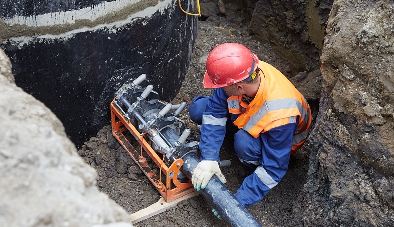 В селе Лопатино Тарусского района меняют старый водопровод