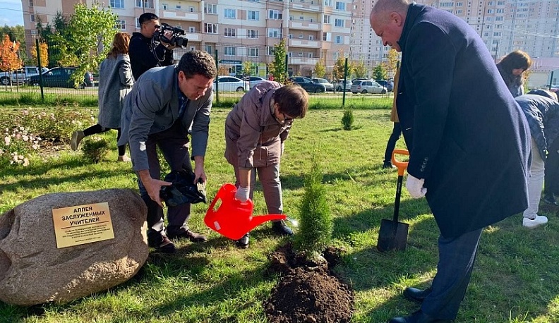 В Калуге на Правобережье высадили Аллею заслуженных учителей
