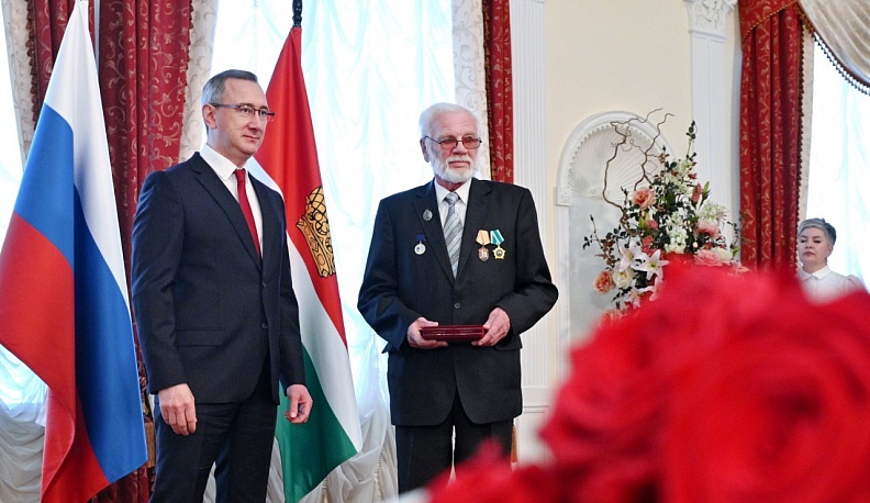 Владислав Шапша вручил калужанам областные и государственные награды