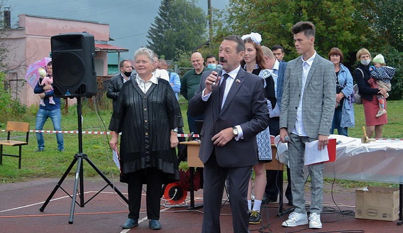 Геннадий Скляр поздравил сухиничских школьников и учителей с Днём знаний