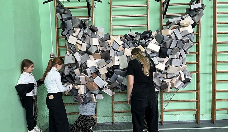 Школьники Жуковского округа осваивают плетение новых маскировочных сетей