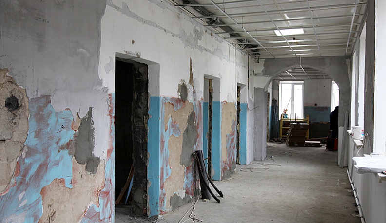 В Людинове продолжается ремонт здания детской поликлиники