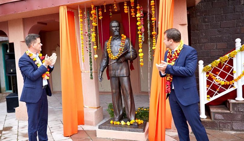 Анатолий Артамонов направил приветствие участникам церемонии торжественного открытия памятников Святославу Рериху и Девике Рани в Этномире