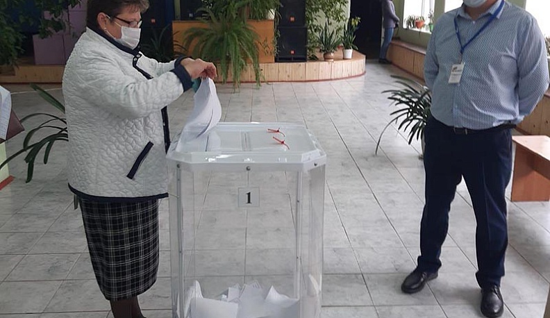 Глава администрации Перемышльского района проголосовала одной из первых