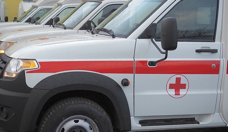 Владислав Шапша вручил медикам ключи от новых машин скорой помощи