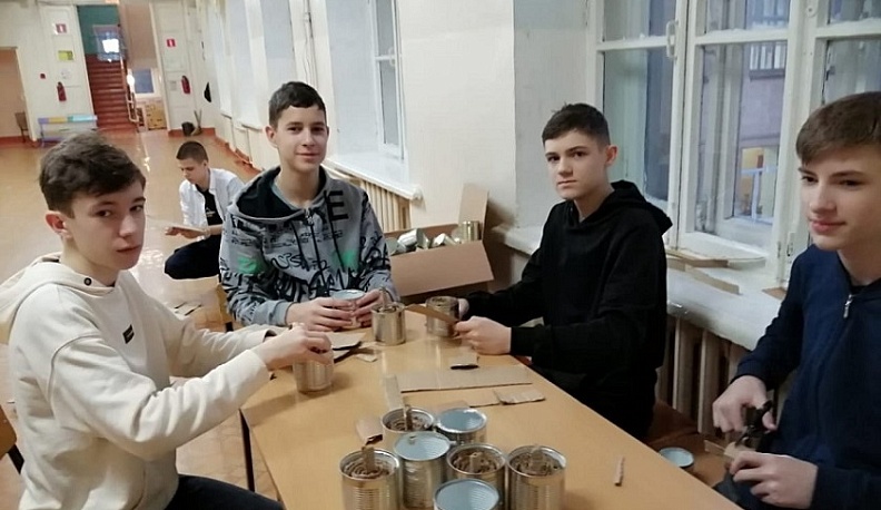 Волонтёры из отряда людиновской школы пишут письма для участников СВО