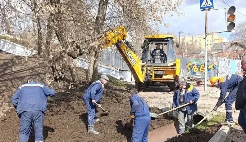 Сотрудники водоканала провели субботник в центре Калуги