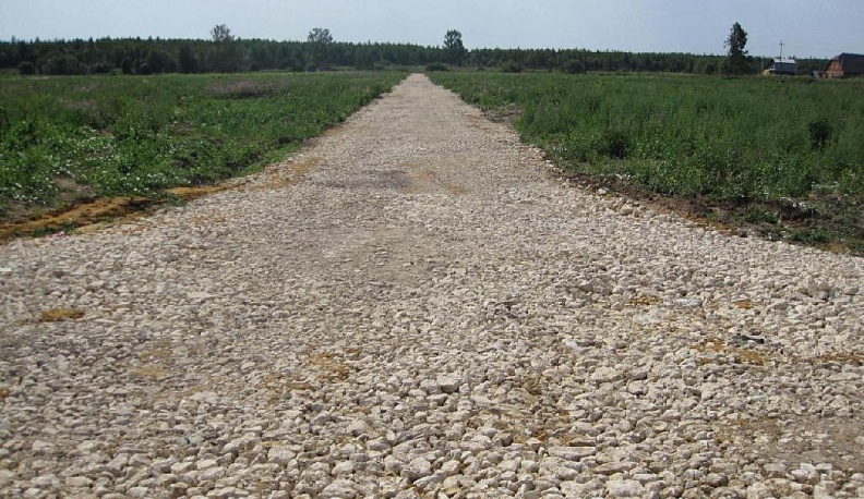 В Мещовском районе подсыпят щебнем дорогу к деревне