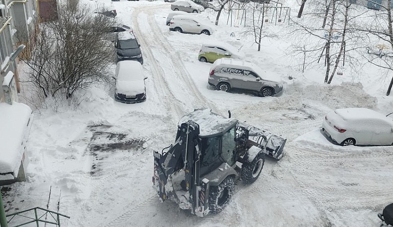 На дорогах Калужской области продолжается уборка снега