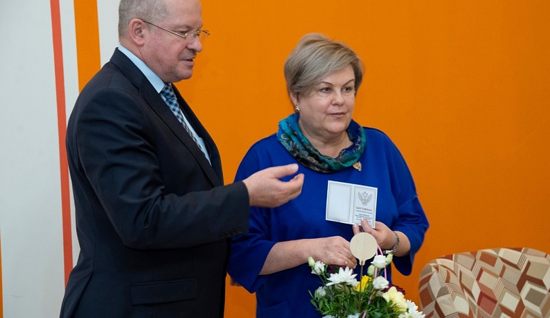 В Калуге лучшим учителям вручили награды Министерства просвещения России