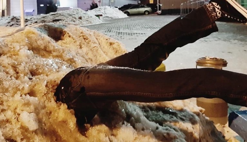 Тысячу рублей тому, кто знает людей, разувших арт-объект, предлагают в интернете