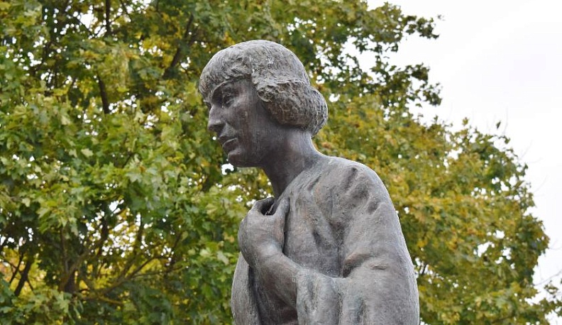 «Послушайте! - Ещё меня любите...»