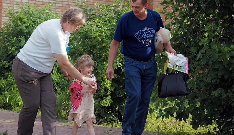 В одну семью