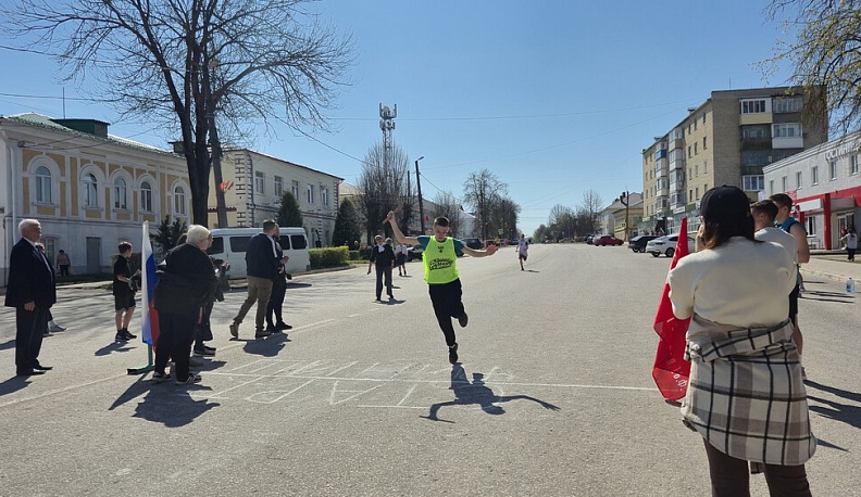 В Сухиничах местные жители пробежали эстафету и станцевали вальс