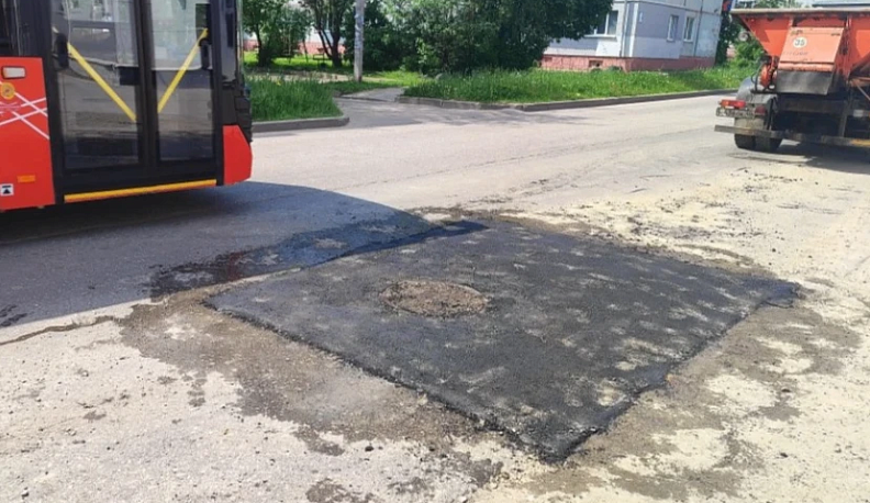 На двух улицах Калуги заасфальтировали ямы вокруг колодца после обращения в интернете