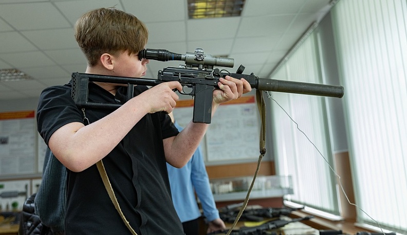 Калужские школьники получили первые паспорта на базе ОМОНа