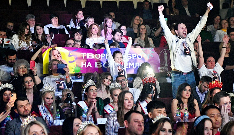 Подиум с атмосферой стадиона