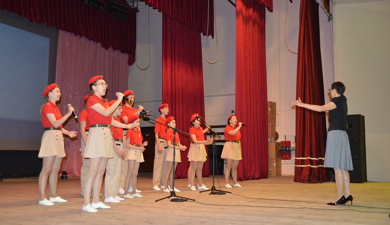 На Кировской сцене выступил ансамбль «Юные патриоты»