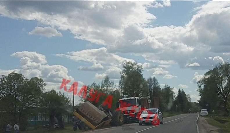 Асфальтовый каток перевернулся в Калужской области
