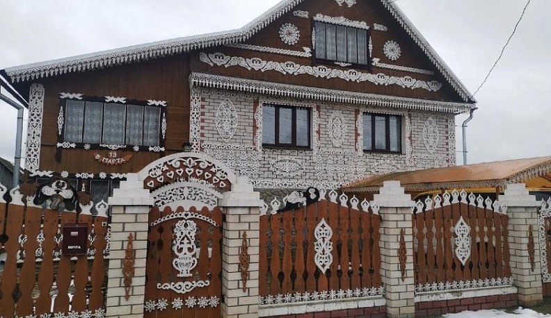 Удивительное искусство работы с деревом превращает будни спас-деменской деревни в сказку