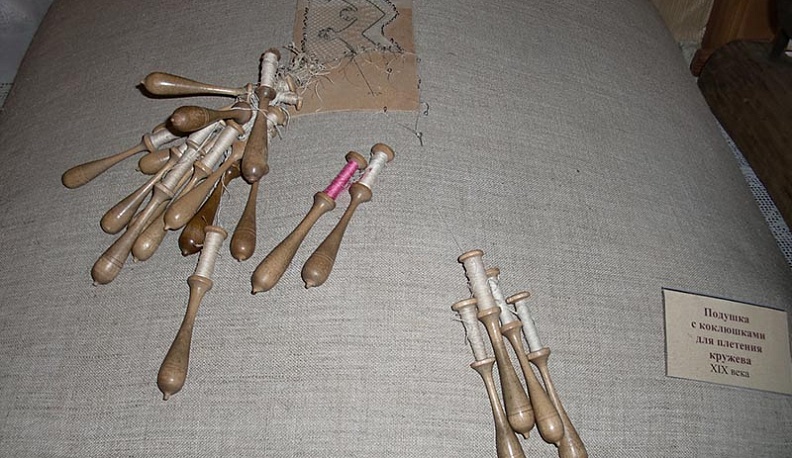 Калужан учили плести кружево на коклюшках