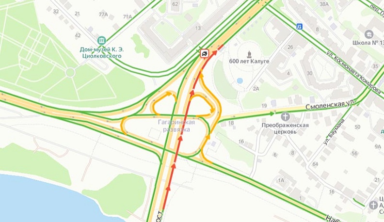 Авария возле «шарика» заблокировала въезд в центр Калуги со стороны Анненок и Правобережья