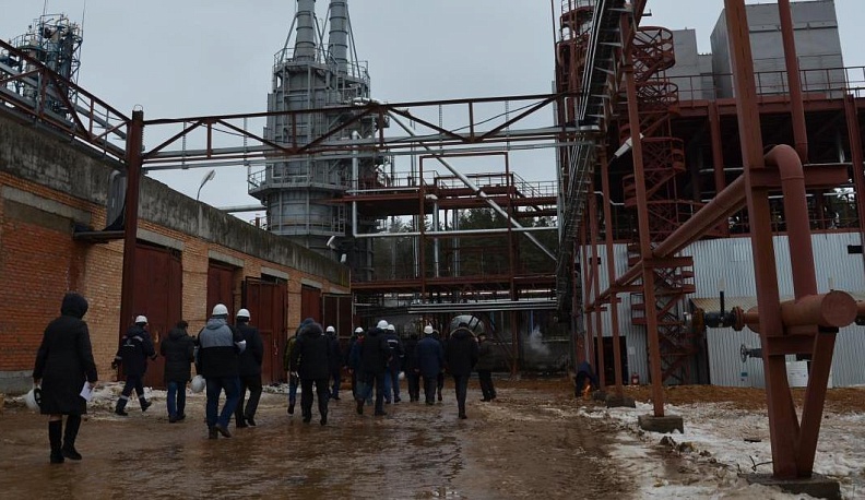 Жители устали от проблем и взяли нефтезавод под контроль