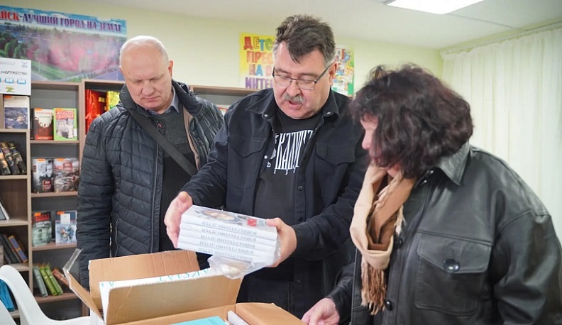 Журналисты Калужской области передали книги и гуманитарный груз для жителей Первомайска 