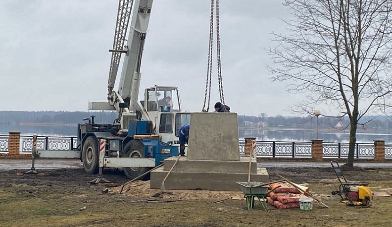 В Людинове начался монтаж фундамента памятника комсомольцам-подпольщикам
