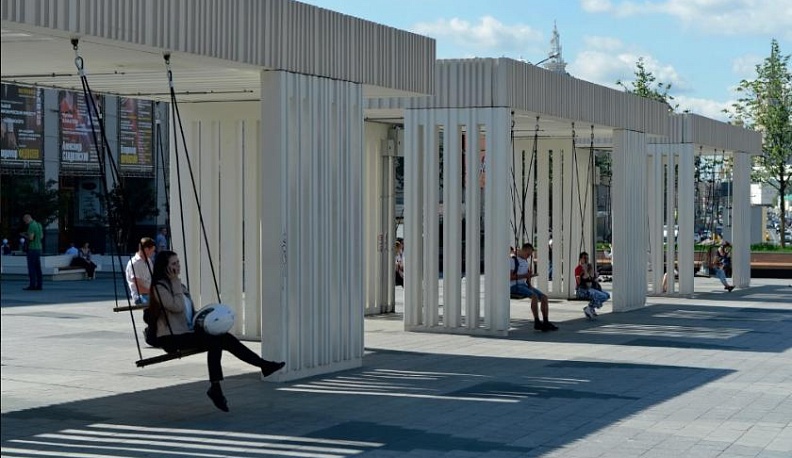 Качели перед горуправой Калуги выдержат свадьбу