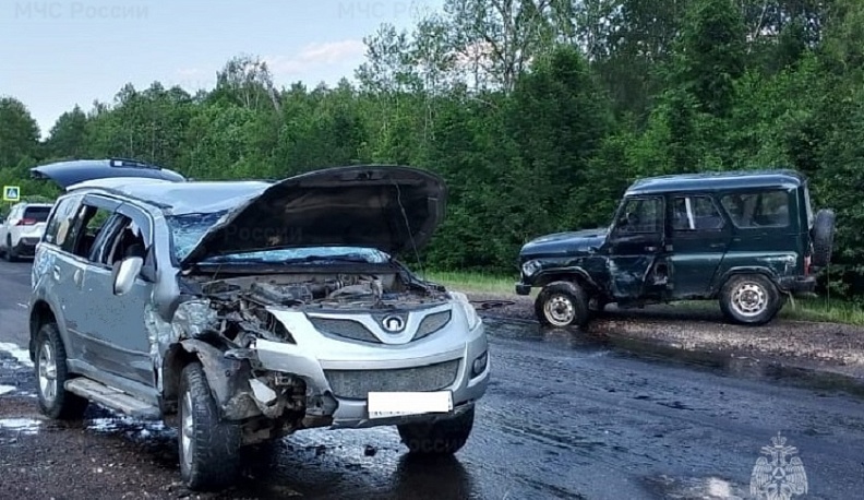 На трассе в Износковском районе столкнулись два внедорожника