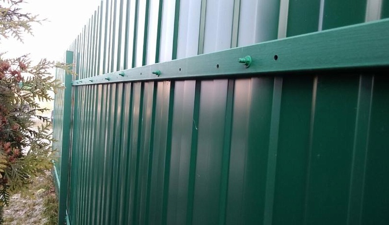 Приставы убедили калужанина снести спорный забор 