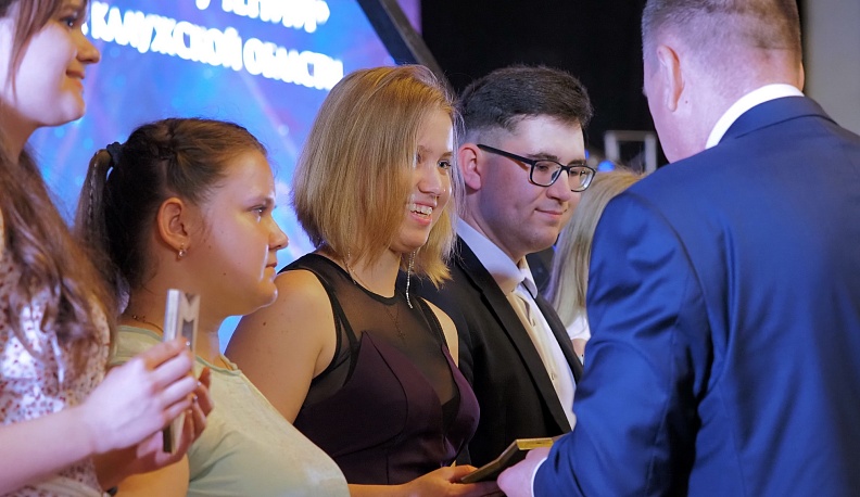 В администрации Калужской области медалистов встретили рэпом