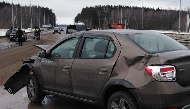 В Калуге при столкновении с «УАЗом» пострадал молодой водитель «Рено»