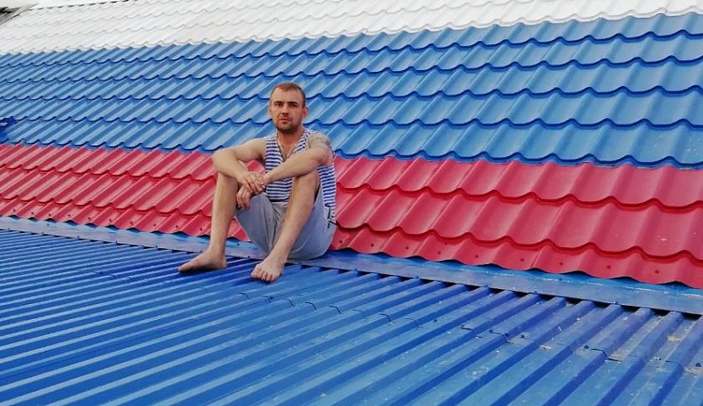 Дом в деревне Мстихино украшает крыша в цветах российского триколора