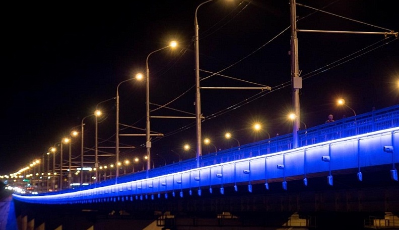 На Гагаринском мосту в Калуге установили новую подсветку