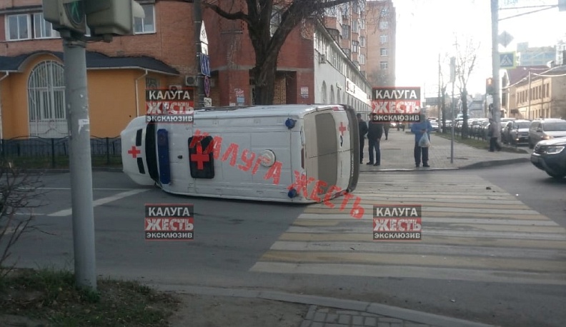 В центре Калуги перевернулась скорая помощь 