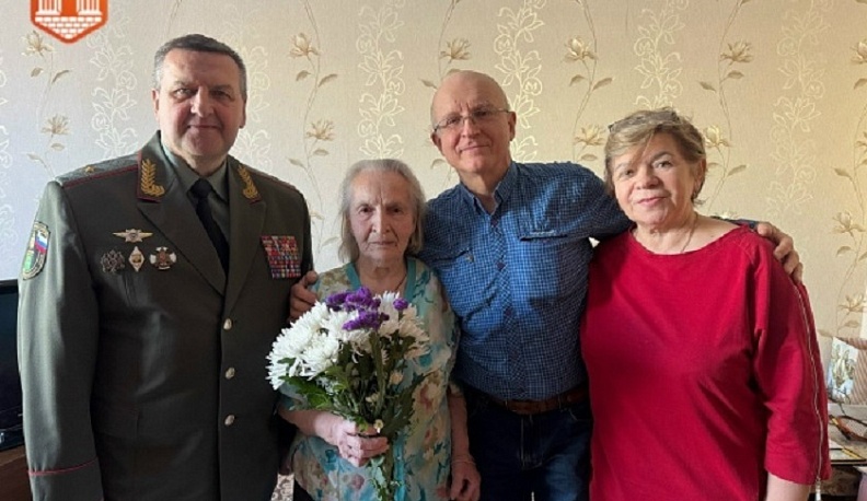 В Калужской области поздравили ветерана строительной отрасли с 95-летием