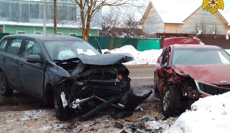 В Калуге пострадали три человека в лобовой аварии «Кии» и «Мицубиси»