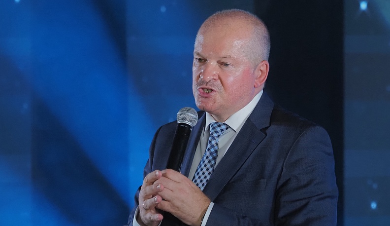 В администрации Калужской области медалистов встретили рэпом