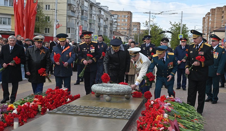Калужане почтили память героев Великой Отечественной войны у Могилы Неизвестного Cолдата 