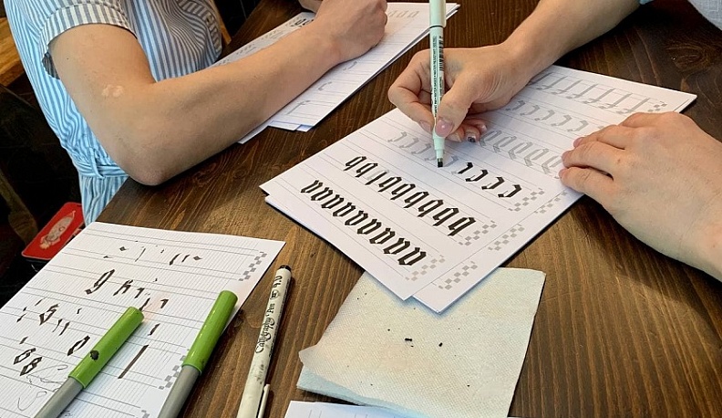 В Калуге состоялся класс по каллиграфии