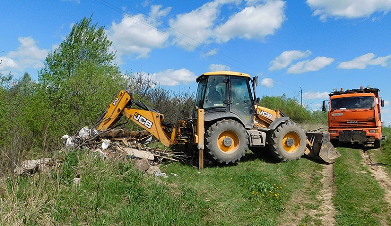 В Дзержинском районе убрали еще одну стихийную свалку